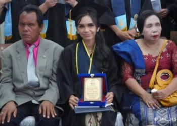 Foto:Septiana Hirawati Pasaribu (Diapit Kedua Orang Tuanya)sukses meraih predikat Cumlaude dari Universitas HKBP Nommensen Pematangsiantar.