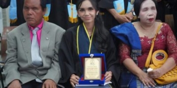 Foto:Septiana Hirawati Pasaribu (Diapit Kedua Orang Tuanya)sukses meraih predikat Cumlaude dari Universitas HKBP Nommensen Pematangsiantar.