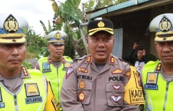 foto: Kapolres Simalungun AKBP Coky Sentosa Meliala mendampingi Dirlantas Polda Sumut Kombes Pol Muji memberikan ketenangan usai Olah TKP.