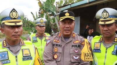 foto: Kapolres Simalungun AKBP Coky Sentosa Meliala mendampingi Dirlantas Polda Sumut Kombes Pol Muji memberikan ketenangan usai Olah TKP.