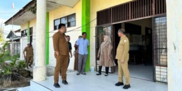 foto:Teks Foto: Tampak Pj Bupati Aceh Mahyuddin (tengah) turut didampingi kepala BKPSDM Teuku Didi Farisha (kanan) saat melakukan inspeksi mendadak (sidak) di Kantot Camat.
