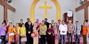 foto: Bupati Simalungun Radiapoh Hasiholan Sinaga (tengah batik kuning) bersama pengurus Gereja dan jemaat.