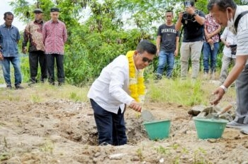 foto: Bupati Simalungun Radiapoh Hasiholan Sinaga Saat meletakkan Batu Pertama Pembangunan RSUD Parapat (f/Ist)
