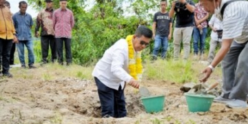 foto: Bupati Simalungun Radiapoh Hasiholan Sinaga Saat meletakkan Batu Pertama Pembangunan RSUD Parapat (f/Ist)