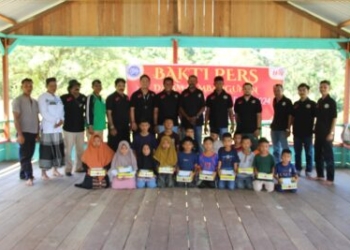 Teks Foto : FBW Aceh Timur, Langsa dan Aceh Tamiang diabadikan bersama anak yatim di Lokop, Aceh Timur, Sabtu(24/2).