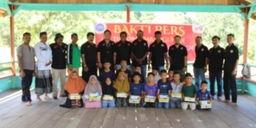 Teks Foto : FBW Aceh Timur, Langsa dan Aceh Tamiang diabadikan bersama anak yatim di Lokop, Aceh Timur, Sabtu(24/2).