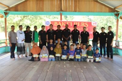 Teks Foto : FBW Aceh Timur, Langsa dan Aceh Tamiang diabadikan bersama anak yatim di Lokop, Aceh Timur, Sabtu(24/2).