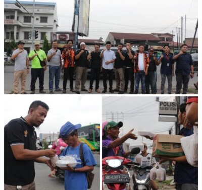 Teks foto : FJMT bersama Camat dan Tokoh Kepemudaan berbagi takjil di Simpang Selayang, Medan Tuntungan