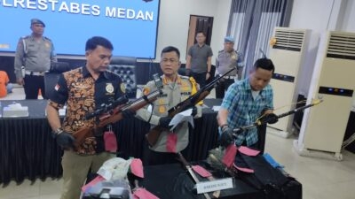 foto;Kapolrestabes Medan memaparkan keberhasilan anggota Polrestabes Medan amankan para pelaku oknum Ormas yang ingin serang warga dengan senpi dan samurai, Selasa (5/2/2024).