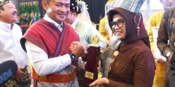 foto: Wali Kota Siantar dr Susanti Dewayani Sp.A (foto kanan)Menerima penghargaan terbaik 1 pembangunan daerah dari Gubernur Sumut Hasanuddin