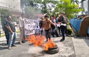 foto: Mahasiswa membakar Ban di depan Kantor PDAM Tirtauli