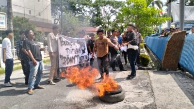foto: Mahasiswa membakar Ban di depan Kantor PDAM Tirtauli