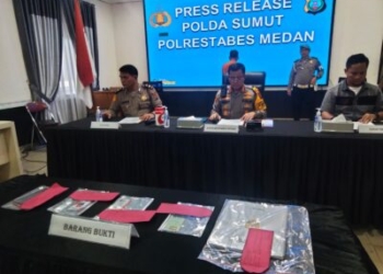 Ket.foto: Kapolrestabes Medan Kombes Teddy Marbun Saat Memaparkan hasil Pemeriksaan TNI Gadungan