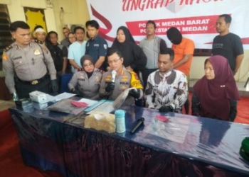 Teks foto:Kapolrestabes Medan Kombes Teddy John Sahala Marbun SH MHum memaparkan keberhasilan anggota Polsek Medan Barat ungkap kasus pembunuhan, Jumat (26/4/2024).