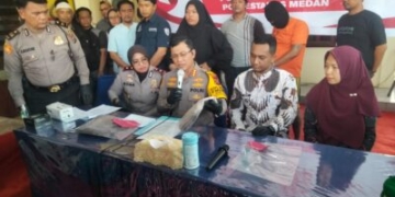 Teks foto:Kapolrestabes Medan Kombes Teddy John Sahala Marbun SH MHum memaparkan keberhasilan anggota Polsek Medan Barat ungkap kasus pembunuhan, Jumat (26/4/2024).