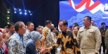 Teks foto: Wali Kota Pematangsiantar dr Susanti Dewayani S.pA, Berjabat Tangan dengan Presiden Jokowi Widodo