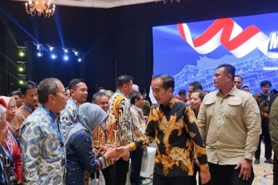 Teks foto: Wali Kota Pematangsiantar dr Susanti Dewayani S.pA, Berjabat Tangan dengan Presiden Jokowi Widodo
