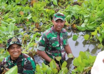 Teks foto : Letkol Inf Slamet Faojan, M.Han. ( Dandim 0207/Sml ) membersihkan sampah disekitaran danau toba.