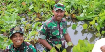 Teks foto : Letkol Inf Slamet Faojan, M.Han. ( Dandim 0207/Sml ) membersihkan sampah disekitaran danau toba.