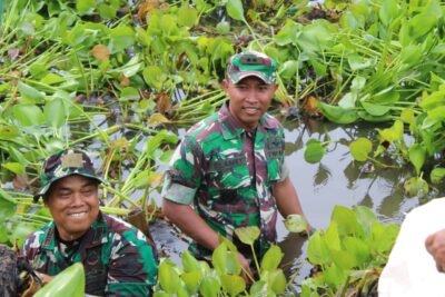 Teks foto : Letkol Inf Slamet Faojan, M.Han. ( Dandim 0207/Sml ) membersihkan sampah disekitaran danau toba.