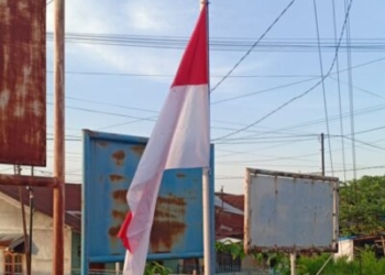 Foto : Bendera Merah Putih telah dipasang dengan yang baru di Kelurahan Asuhan, Sabtu, (27/07). (MS)