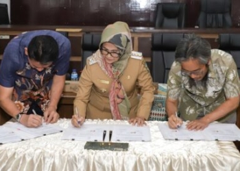 Foto: Wali Kota Pematangsiantar dr Susanti Dewayani Sp.A (tengah) saat menandatangani perjanjian mall pelayanan publik.