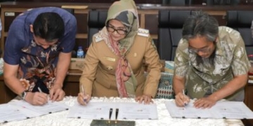 Foto: Wali Kota Pematangsiantar dr Susanti Dewayani Sp.A (tengah) saat menandatangani perjanjian mall pelayanan publik.