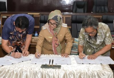 Foto: Wali Kota Pematangsiantar dr Susanti Dewayani Sp.A (tengah) saat menandatangani perjanjian mall pelayanan publik.