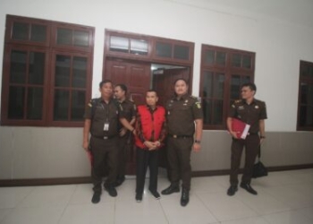 Teks foto:Ketua STKIP Al-Maksum Dr. Muhammad Sadri., M.M(foto tengah Rompi Merah)