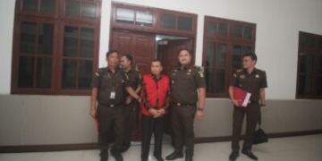 Teks foto:Ketua STKIP Al-Maksum Dr. Muhammad Sadri., M.M(foto tengah Rompi Merah)