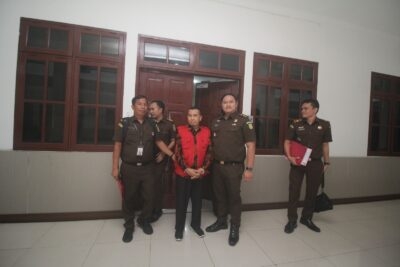 Teks foto:Ketua STKIP Al-Maksum Dr. Muhammad Sadri., M.M(foto tengah Rompi Merah)