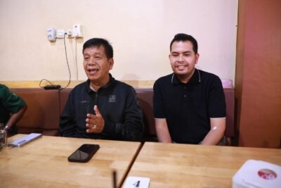 Foto: Pasangan Calon Bupati Simalungun Radiapoh Hasiholan Sinaga dan Azi Pratama Pangaribuan saat Memberikan Keterangan Pers(doc.RobS)