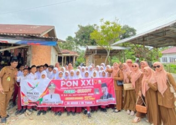 Ket, Foto : Teuku Mustafa (Kepsek SDN 2 Idi Timur) Foto Bersama Para Guru dan Pelajar Sesuai Menyambut Pelari API PON XXI Di Aceh Timur.