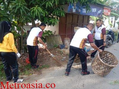 Kapolsek Kuala Simpang Pimpin Gotong Royong Guna Ciptakan Lingkungan Bersih dan Sehat