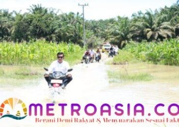 Bupati Simalungun Kendarai Honda Supra Tinjau Jalan yang Sering Tergenang Air