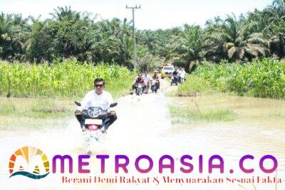 Bupati Simalungun Kendarai Honda Supra Tinjau Jalan yang Sering Tergenang Air