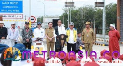 Presiden Joko Widodo Resmikan Infrastruktur Jalan Tol Di Gerbang Pintu Tol Sinaksak