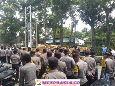 Keterangan Foto : 700 massa, terdiri dari mahasiswa dan siswa serta warga sekitar tolak keberadaan THM Evo Star, Selasa, (17/09/2024) foto.ES