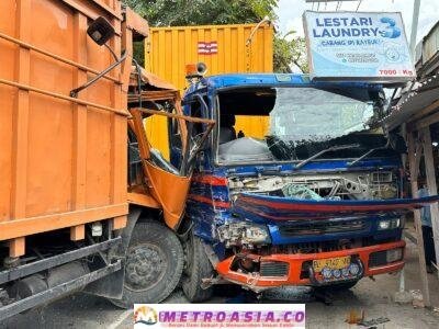 Truk Pengangkut Peralatan PON XXI Terlibat Kecelakaan