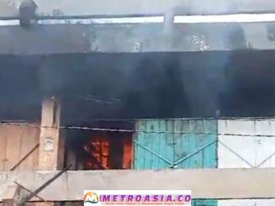 Keterangan Foto : Bangunan Gedung 4 Pasar Horas Jaya Terbakar Di Kota Pematangsiantar. (Foto: Andrew Panjaitan*)