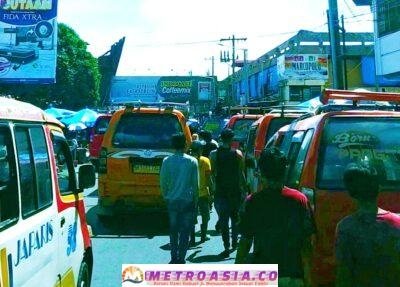 Tolak Direlokasi, Angkutan Kota Blokade Jalan Merdeka, Ini Kata Sekda Saat Dilokasi