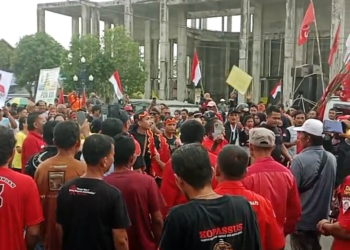 Ratusan Masyarakat Ikut Mengantarkan Berkas Bapaslon Bupati MaMa ke KPUD Tapteng