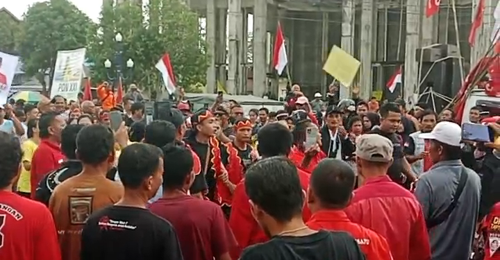 Ratusan Masyarakat Ikut Mengantarkan Berkas Bapaslon Bupati MaMa ke KPUD Tapteng