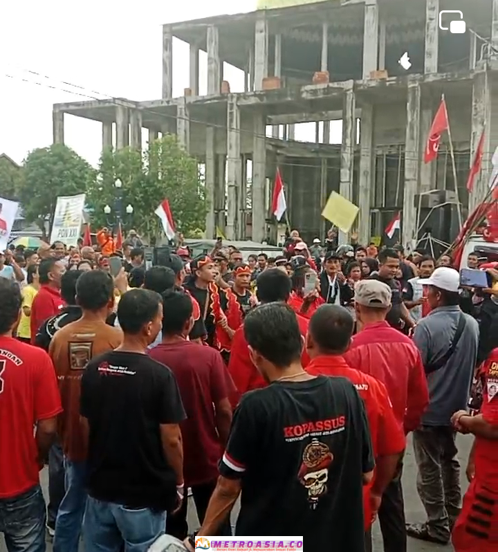 Ratusan Masyarakat Ikut Mengantarkan Berkas Bapaslon Bupati MaMa ke KPUD Tapteng
