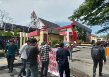 Teks Foto: Mahasiswa Saat Berorasi di depan Mapolda Sumatera Utara(doc.Red/Ist)