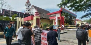 Teks Foto: Mahasiswa Saat Berorasi di depan Mapolda Sumatera Utara(doc.Red/Ist)