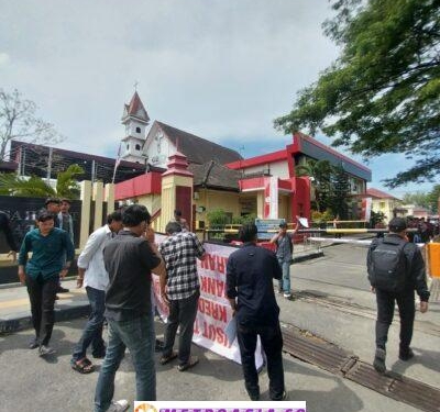 Teks Foto: Mahasiswa Saat Berorasi di depan Mapolda Sumatera Utara(doc.Red/Ist)