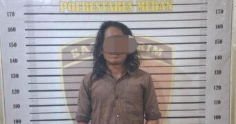 Teks Foto:Pelaku Natanael saat di amankan di Polsek Medan Tembung.