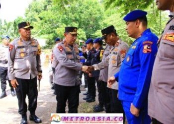 Erupsi Gunung Watobi, Kapolri Serahkan Bantuan Sembari Tinjau Posko Pengungsi Erupsi Gunung Lewotobi di NTT