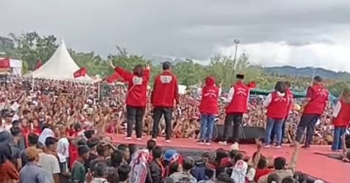 Ribuan Warga Secara Sukarela Hadiri Kampanye Akbar Paslon Bupati Tapteng Masinton – Mahmud